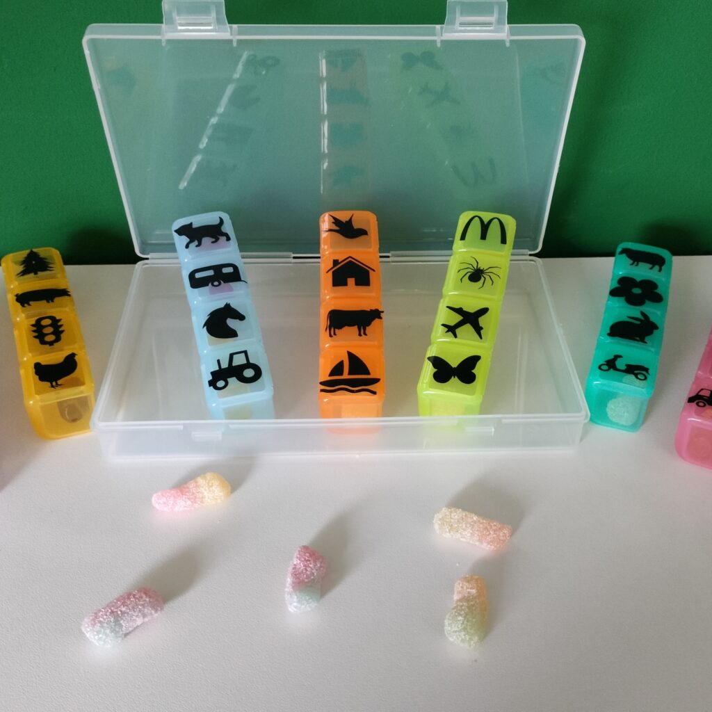Autobingo voor uren speel plezier op de achterbank.