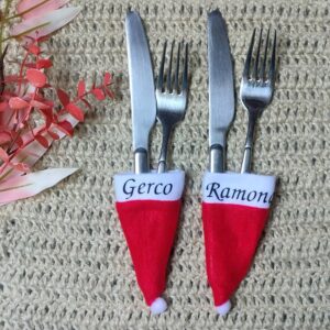 Bestekhouder met naam. leuke kleine kerstmutsjes bedrukt met de naam van de tafel gast