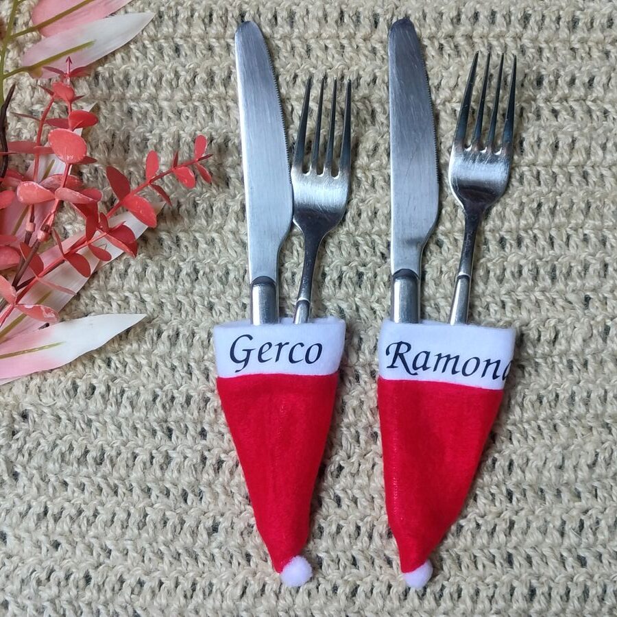 Bestekhouder met naam. leuke kleine kerstmutsjes bedrukt met de naam van de tafel gast