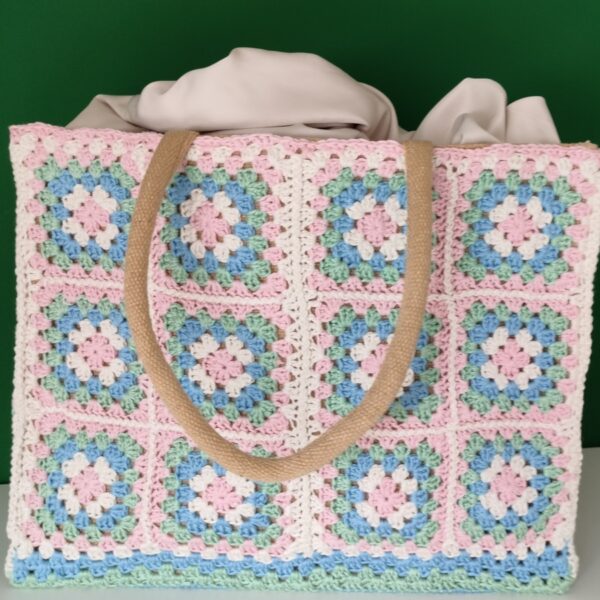 Gehaakte boodschappentas in pstelkleuren, roze, groen, blauw. Geschikt voor de dagelijkse boodschappen.