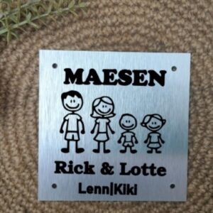 Gepersonaliseerd naambordje voordeur met de familie naam erop bedrukt. Diverse designs mogelijk