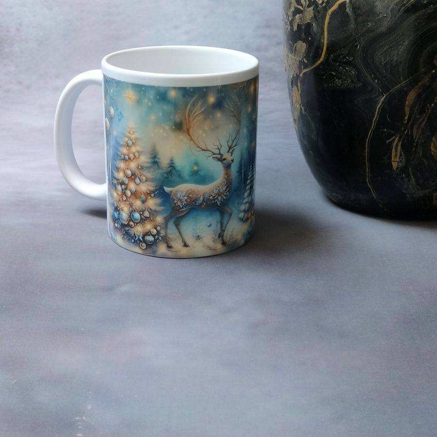 Kerstmok met een mooie afbeelding van een hert en kerstbomen in de kleur blauw