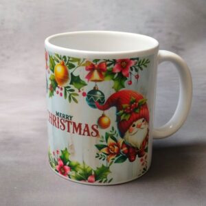 Kerstmok met aan mooie vrolijke afbeelding van een kerst gnome in de kleuren rood en groen