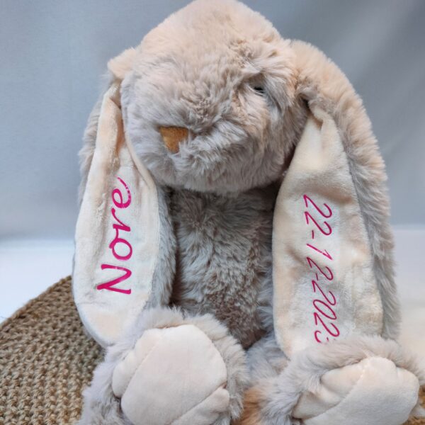 Mooie zachte beige gepersonaliseerde knuffel konijn met de naam en datum van de baby bedrukt op de oren
