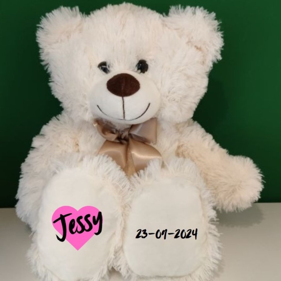 Grote zacht knuffelbeer in het wit met naam voorzien van naam en geboorte datum van een baby. Ideaal als kraam cadeau of als herinnering beer
