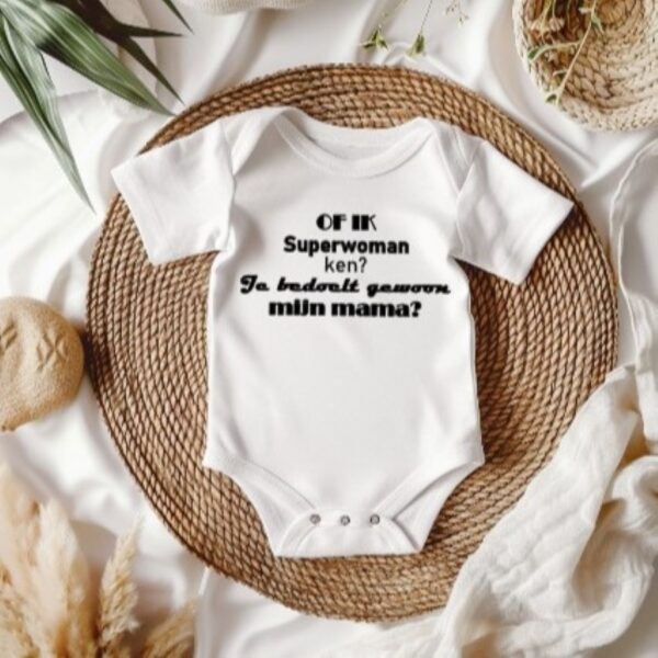 Een witte babyromper met een leuke en opvallende tekst op de voorkant.
