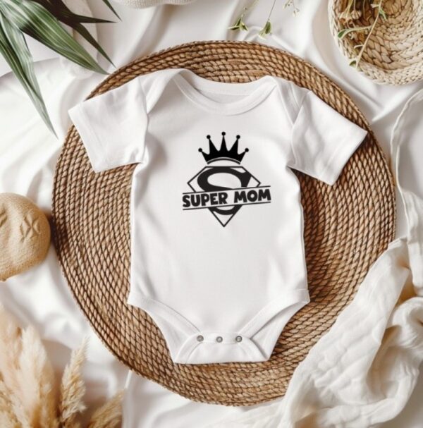 Een witte babyromper met een leuke en opvallende tekst op de voorkant Super mama