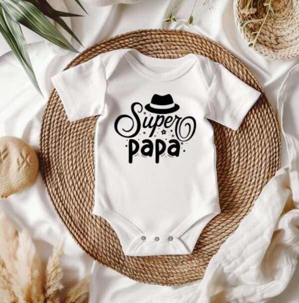 Een witte babyromper met een leuke en opvallende tekst op de voorkant Super papa