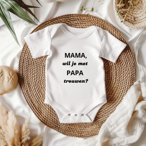 Een witte romper met tekst papa & mama ,opvallende tekst op de voorkant