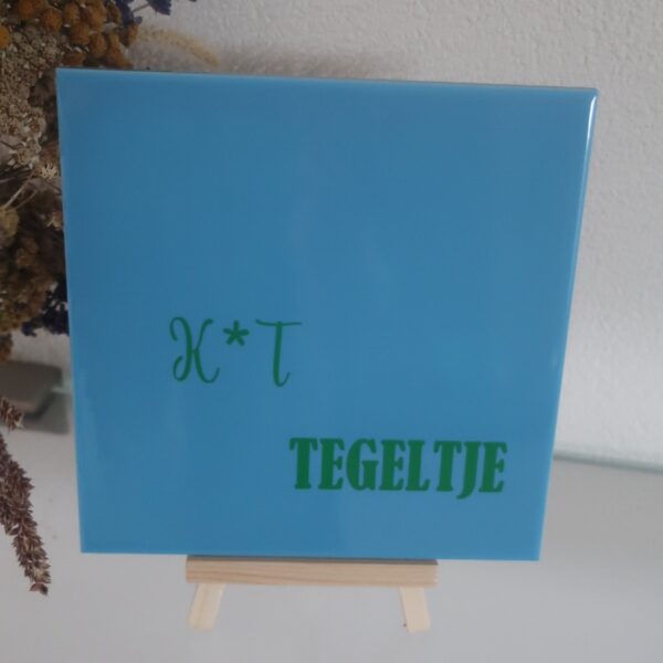 Vierkante blauw tegel met een unieke, persoonlijke tekst naar wens bedrukt, perfect als decoratie of cadeau.