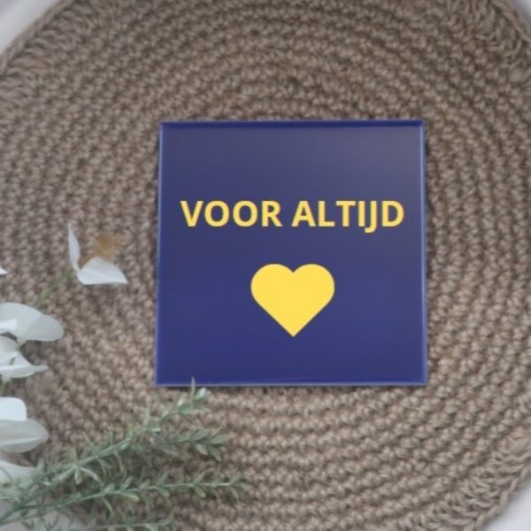 Vierkante blauwe tegel met een unieke, persoonlijke tekst naar wens bedrukt, perfect als decoratie of cadeau.