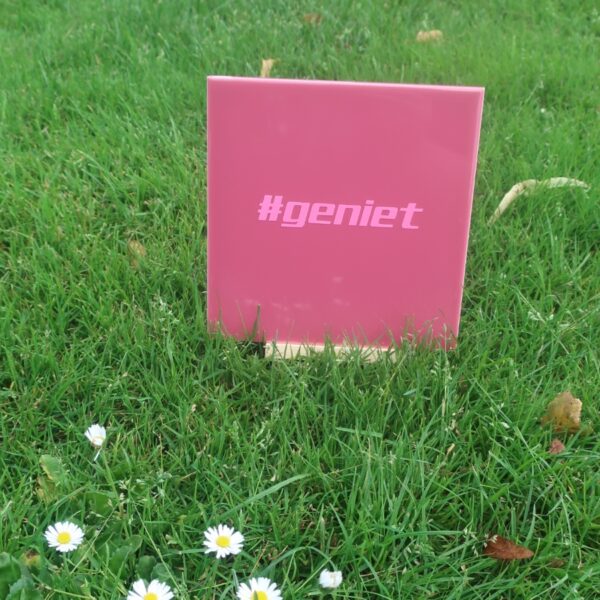 Vierkante roze tegel met een unieke, persoonlijke tekst naar wens bedrukt, perfect als decoratie of cadeau.
