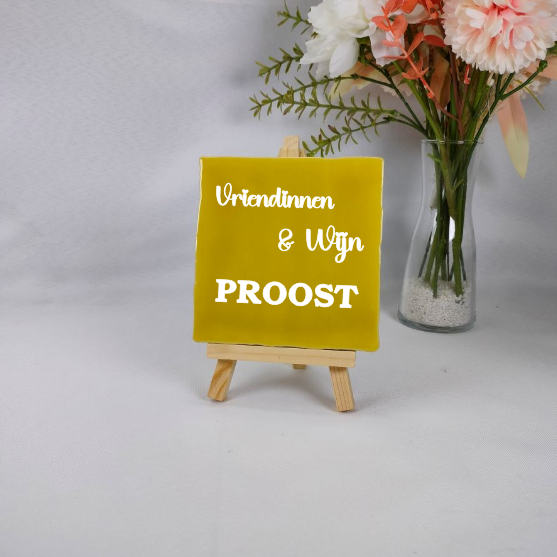 Tegeltje met tekst 10x10cm in de kleur geel met een leuke opdruk voor vriendinnen