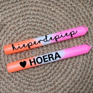 Dip dye kaars met tekst In de neon kleuren roze, wit, oranje. Met de tekst hoera