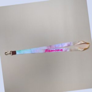 keycord met naam voorbeeld in roze letters. In diverse kleuren beschikbaar
