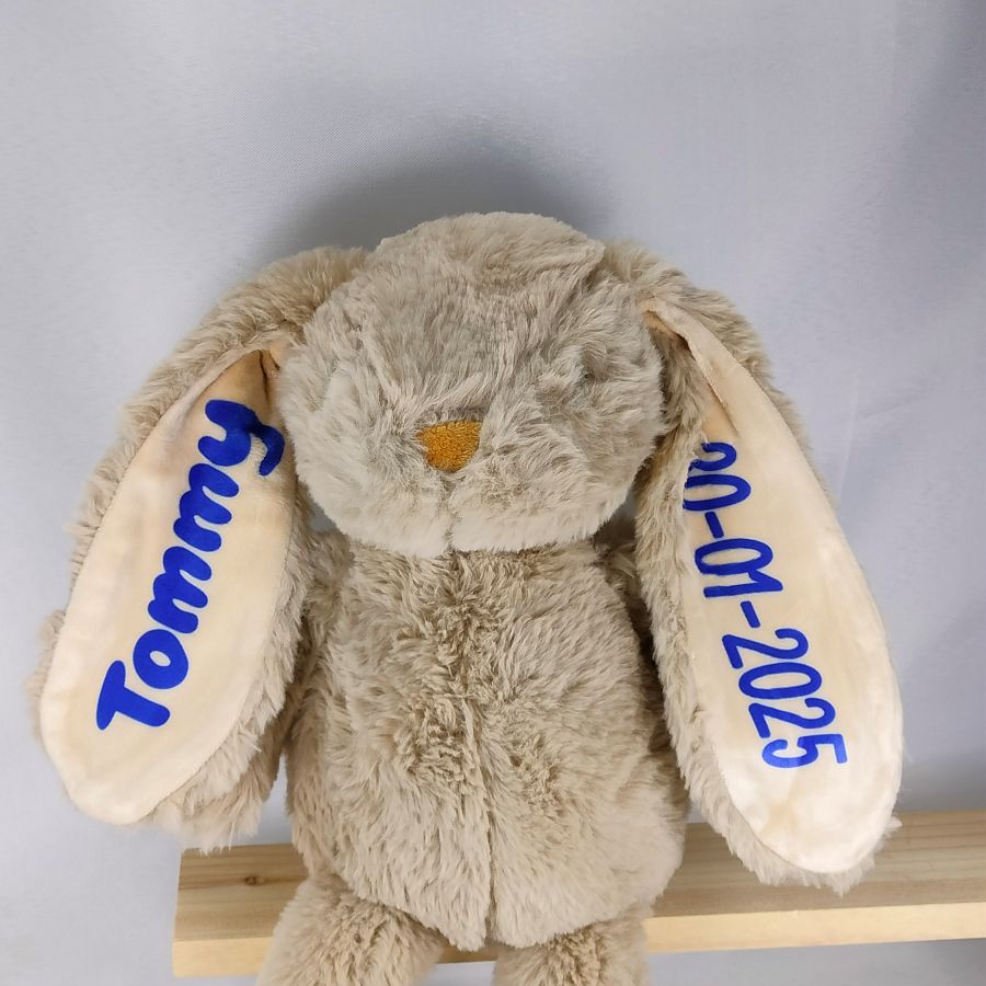 gepersonaliseerde knuffel met naam in de kleur beige met blauw