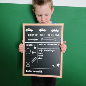 Eerste schooldag krijtbord. Dit bord kun je invullen op de eerste schooldag van elke schooljaar.