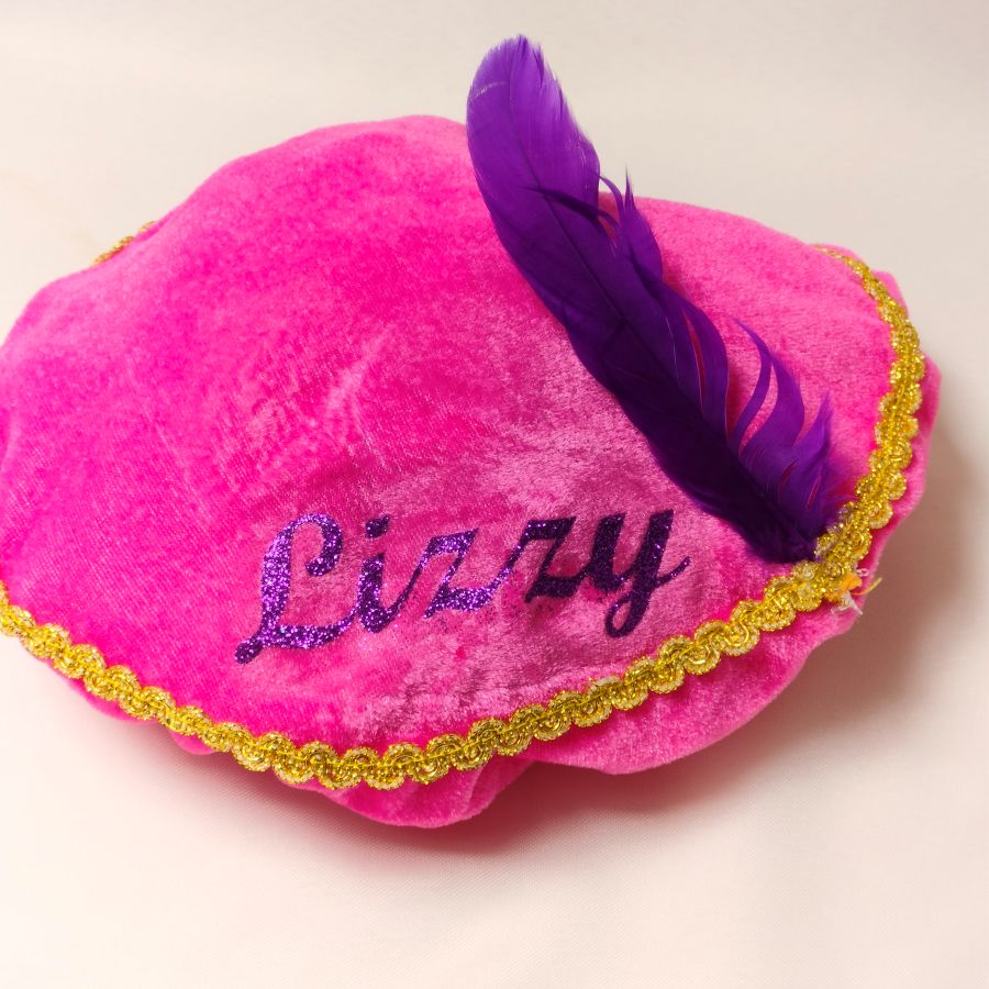 Kind met pietenmuts met naam in roze– Ramoontjes Plotterfun