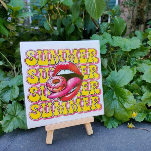 Tegel met afbeelding. Summer, in de kleur, geel met rood en roze