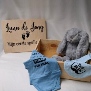 Houten memory box met naam en geboorte gegevens met voetjes als decoratie