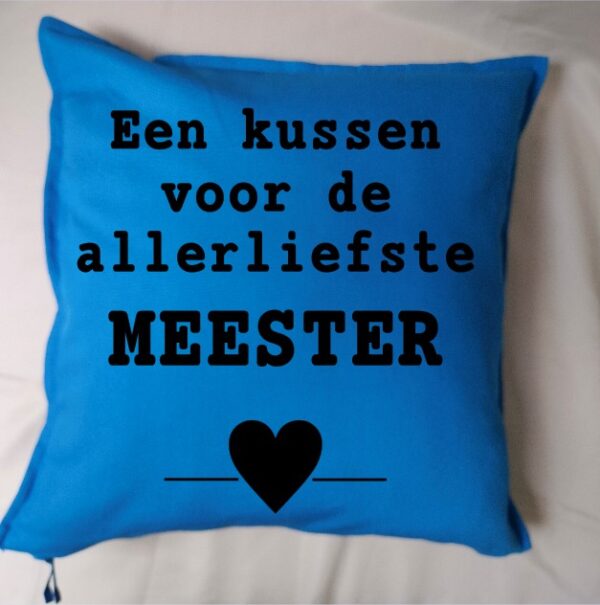 Kleurrijk blauw kussen met bedanktekst voor juf of meester — origineel einde schooljaar cadeau in vrolijke kleuren. Een kussen voor de meester.