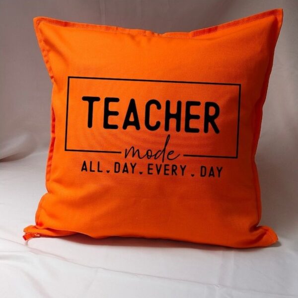 Kleurrijk oranje kussen met bedanktekst voor juf of meester — origineel einde schooljaar cadeau in vrolijke kleuren. Teacher mode all day