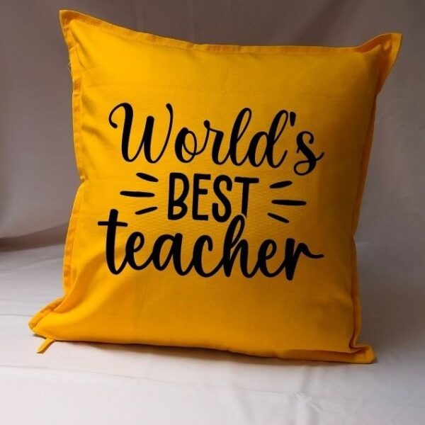 Kleurrijk geel kussen met een leuke tekst Best teacher. een uniek cadeau voor eindschooljaar