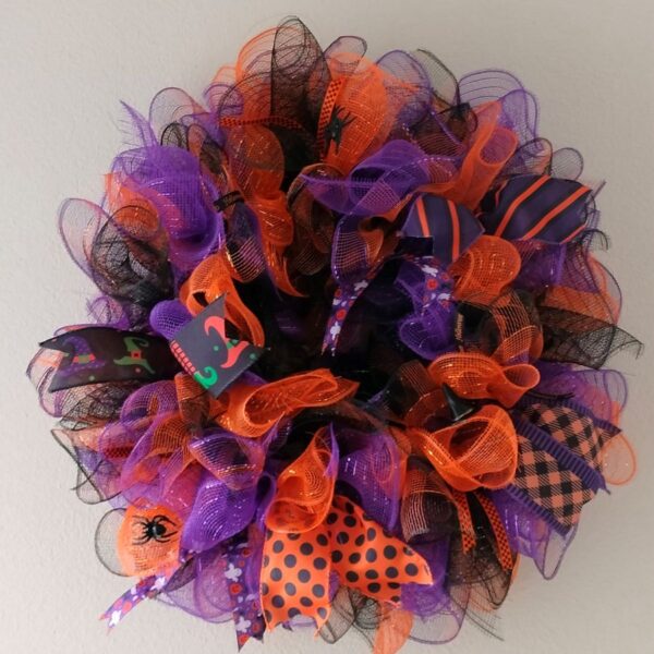 Feestelijke Halloween decoratie krans – paars, oranje en zwart lint met schattige spookjes