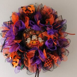 Handgemaakte Halloween krans met spookjes en pompoen, unieke deurkrans in paars, oranje en zwart lint – Ramoontjes Plotterfun decoratie