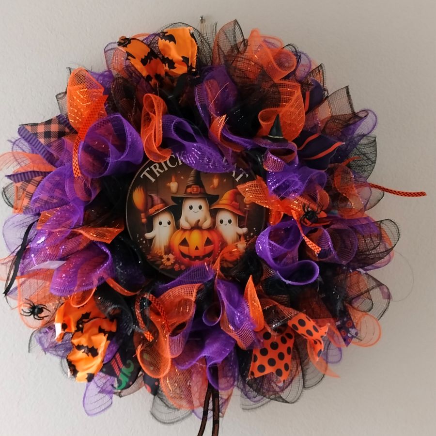 Handgemaakte Halloween krans met spookjes en pompoen, unieke deurkrans in paars, oranje en zwart lint – Ramoontjes Plotterfun decoratie