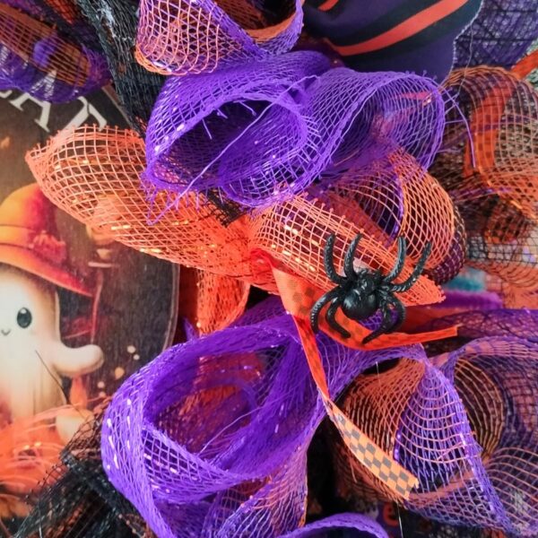 Halloween deurkrans handgemaakt – decoratie met spookjes, pompoen en linten in paars, oranje en zwart