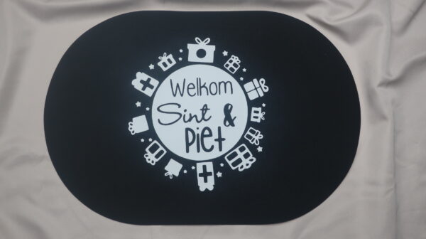 Schoenzetmat voor Sinterklaas met een leuke print in het wit op de zwarte mat bedrukt.