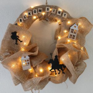 Sinterklaas krans als decoratie aan bv een deur of aan een muur. handgemaakt
