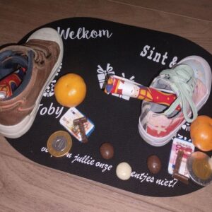 Schoenzetmat voor sinterklaas met schoenen, wortel en feestelijke decoratie