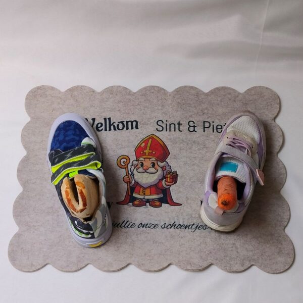 Schoenzetmat voor sinterklaas met een vrolijke afbeelding met schoenen en iets lekkers voor ozosnel