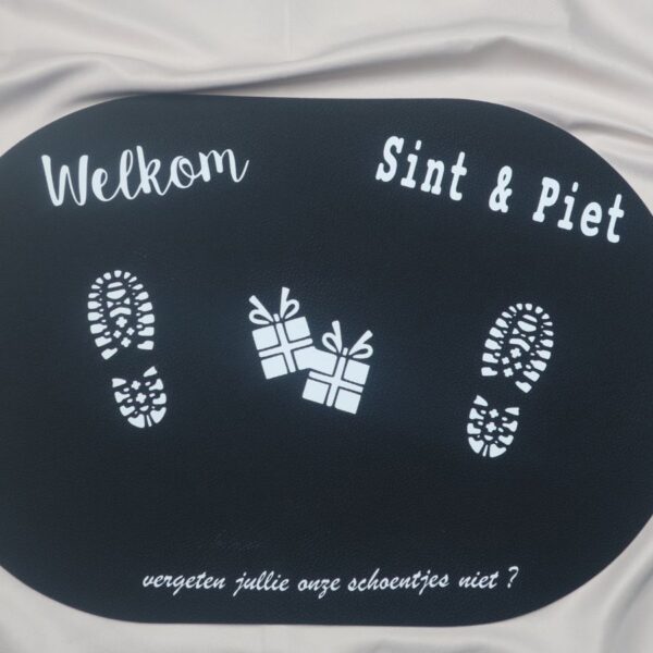 Schoenzetmat voor Sinterklaas in de kleur zwart met witte letters