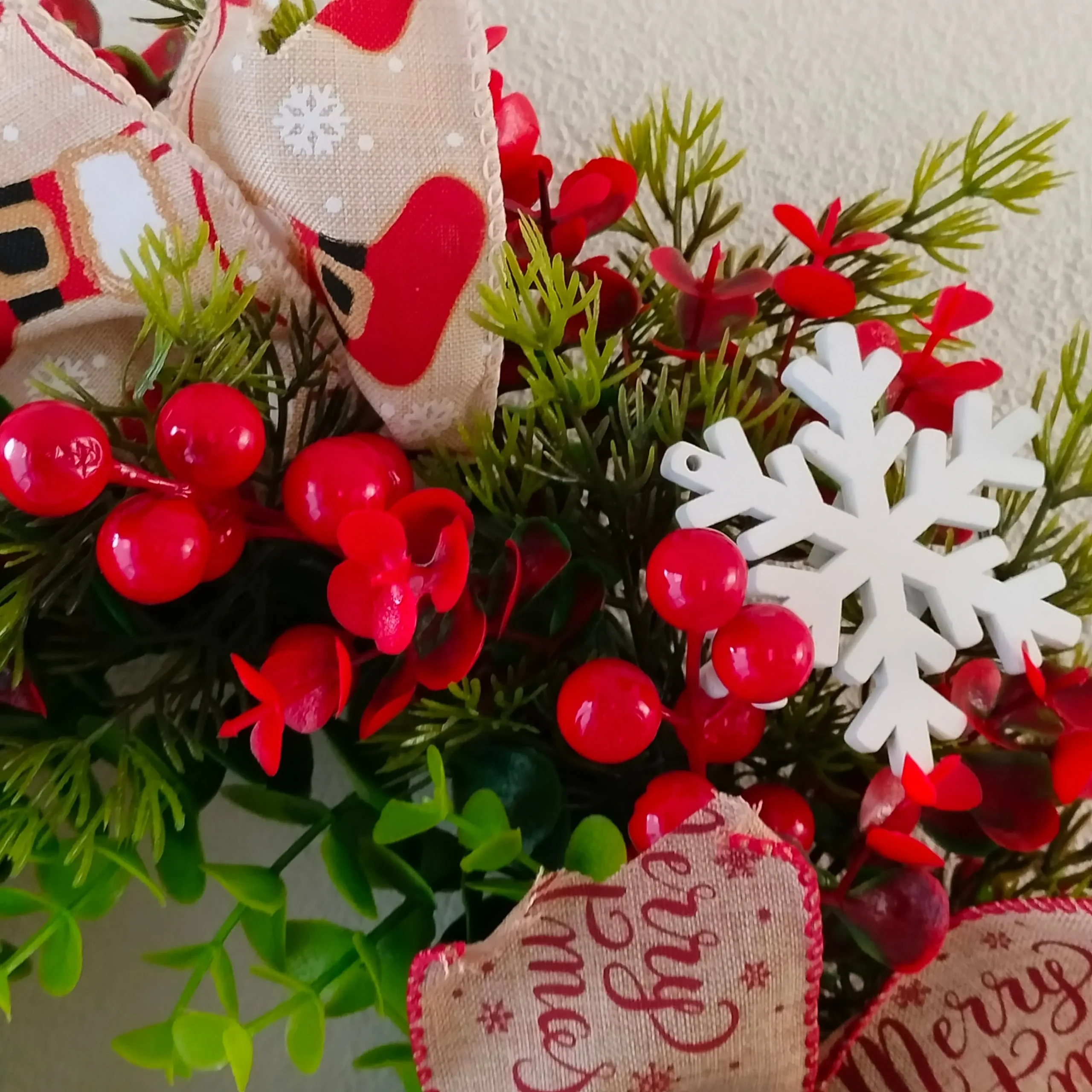 Kerstkrans met rode besjes